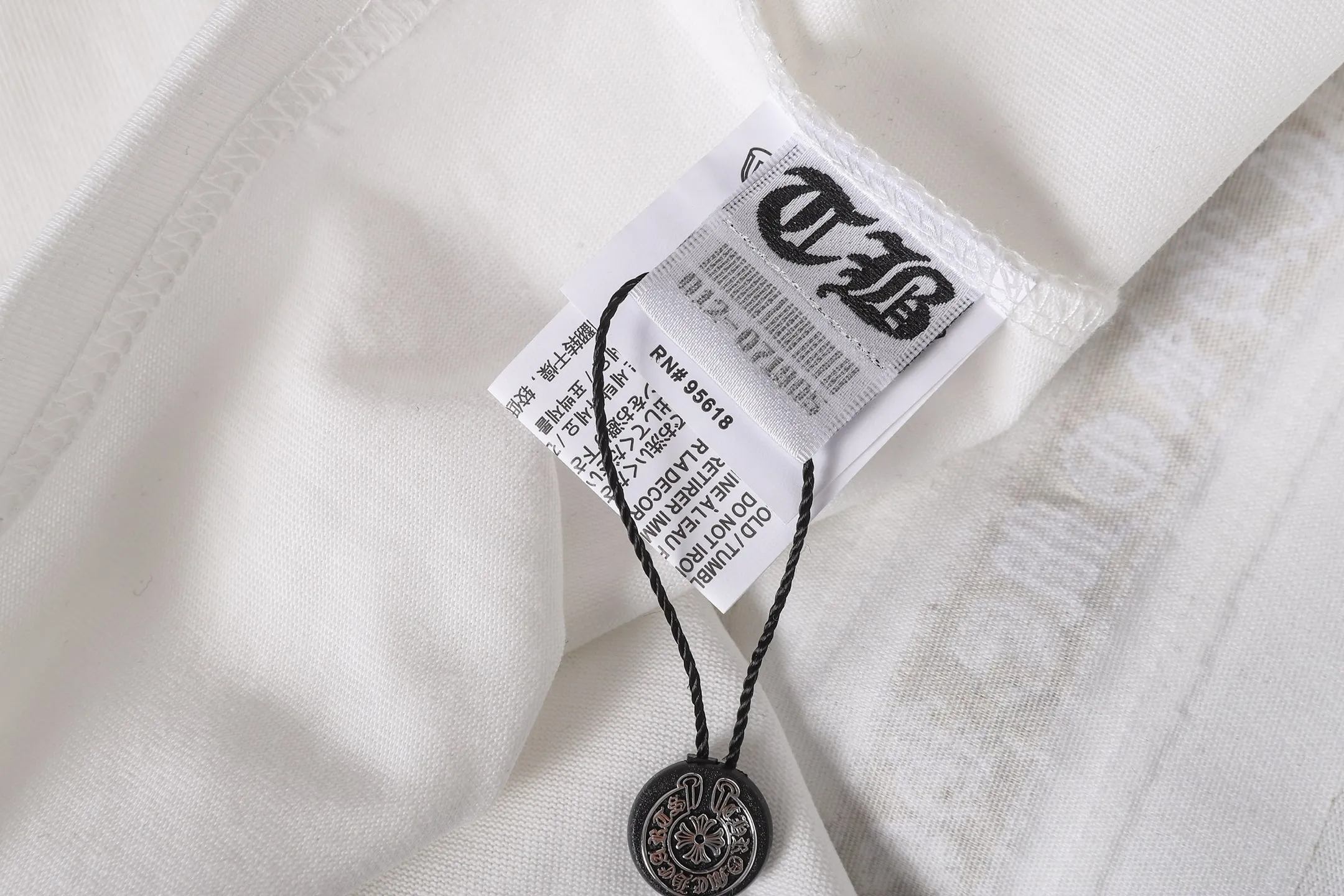 P160 Chrome Hearts CH Chrome Hearts Heavy Industry patch embroidered cross ✝️Short-sleeved T-shirt Use imported Tajima machine embroidery Correctly configured Black 2025 Chrome Hearts nylon bag authentic packaging 260 grams of custom-dyed double-yarn cotton Large version Loose and stylish Differentiated from low version slim and long version The upper body pulls the hips 100% commitment: top quality Do not make fast food The highest version on the market Top quality - different from those ordinary versions on the market If you care about quality, you should also respect the price. Absolutely 0 after-sales service and 0 return rate so far. It’s hard not to love the style - 260g custom-dyed double yarn fabric - Correct high-density main mark, washed tag, hand-sewn